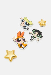 Tre tegneseriefigur pins: en blåøyd blondine med pigtails, en jent med oransje kjole og kaninører, og en jente med grønn kjole og svart hår. En gullstjerne pin er inkludert.