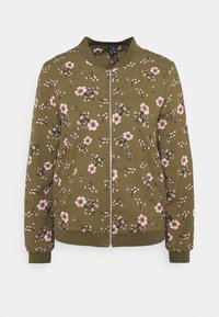 Oliven grøn bomberjakke med pink blomsterdesign, lynlås lukning, ribbede manchetter og kant, blødt stof og en let afslappet pasform.