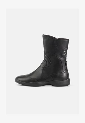 Stivali ankle in pelle nera con finitura liscia, caratterizzati da una punta rotonda, colletto imbottito e sottili dettagli di cucitura curve.