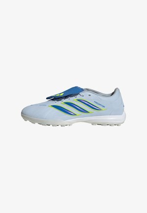 Weißer und blauer Adidas Predator Fußballschuh mit neongrünen und violetten Streifen sowie Gummistollen an der Sohle.