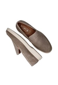 Grijze suède instapschoenen met een ronde neus, een witte rubberen zool en minimale stikseldetails. Merklogo zichtbaar op de zijkant.