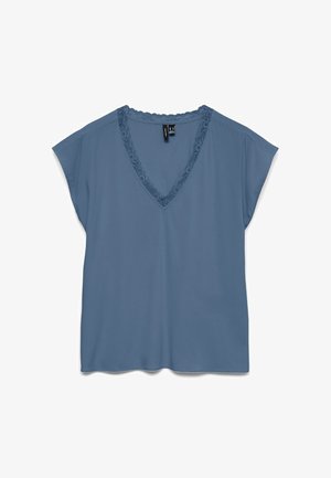 Blauwe blouse met korte mouwen, V-hals met kanten rand en losse pasvorm, liggend op een witte achtergrond.