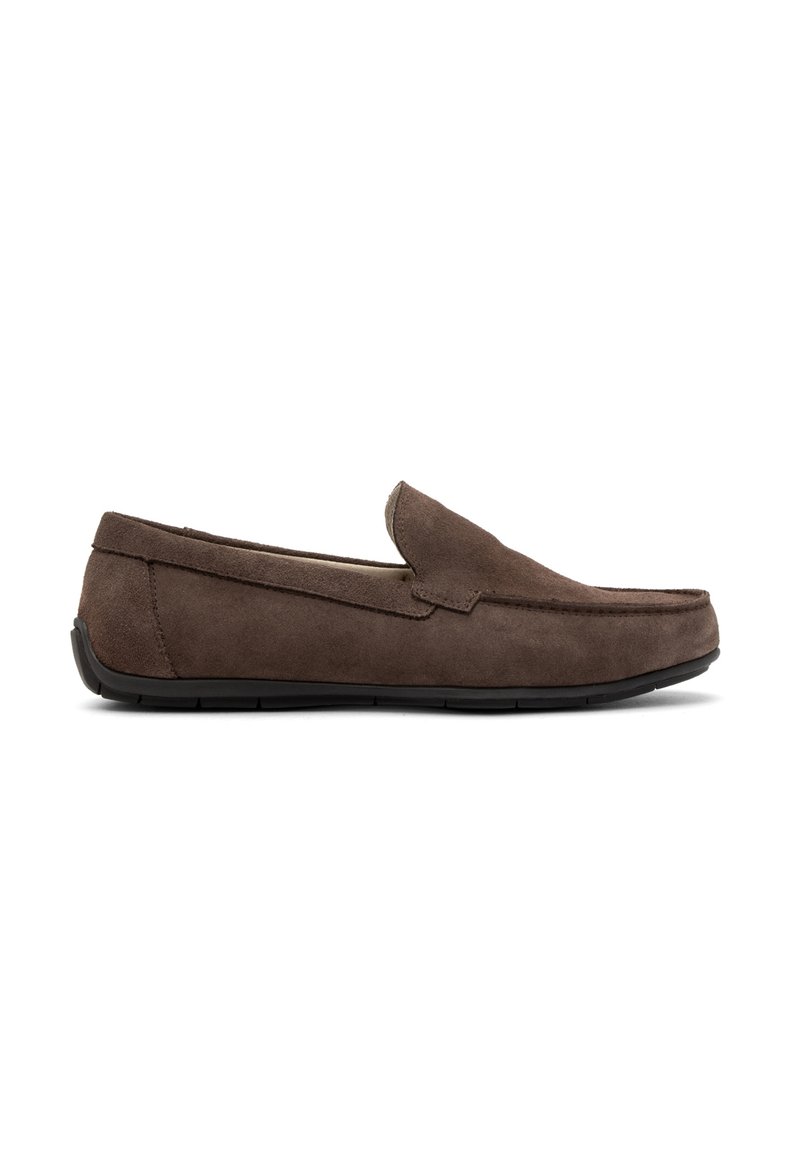 Mocasini slip-on din suede maro, cu o talpă din cauciuc negru de profil jos, având un exterior neted, texturat și detalii minime de cusătură.