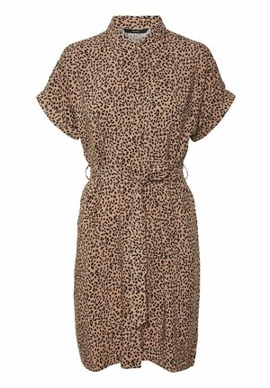 Vestido camisa de manga corta color beige con estampado de leopardo negro, botones en la parte delantera, cuello y cinturón de lazo en la cintura.
