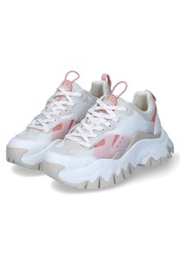 Valged spordijalatsid heledate roosa aktsentidega, õhku läbilaskvad paneelid ja paksud, sälguga tallad. Omab nööridega kinnitamist ja kandmine hõlbustavat tugipaneeli.