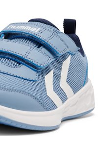 Blaue Sportschuhe mit einem Mesh-Obermaterial, weißen Akzenten und Klettverschlüssen. Sie haben eine abgerundete Sohle und strukturierte Details.