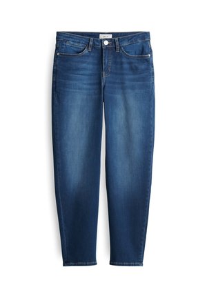Blaue Denim-Jeans mit Fronttaschen, Gürtelschlaufen und Knopfverschluss, flach auf weißem Hintergrund dargestellt.