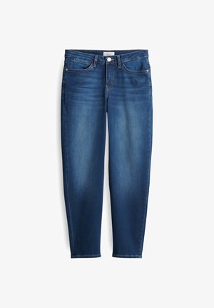 Blaue Denim-Jeans mit Fronttaschen, Gürtelschlaufen und Knopfverschluss, flach auf weißem Hintergrund dargestellt.