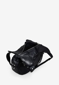 Bolso de cuero negro con parte superior con cremallera, forma redondeada, correa desmontable y detalle de solapa. Presenta herrajes plateados y un acabado texturizado.