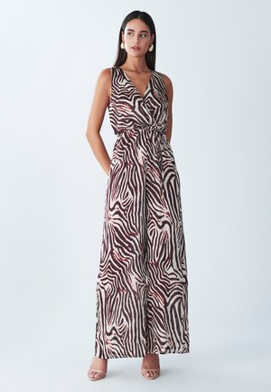 Robe maxi avec un décolleté en V, taille cintrée, présentant un motif zèbre marron et crème. Fabriquée en tissu léger et texturé.