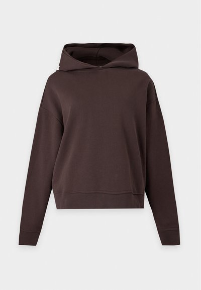 Sweat à capuche uni brun foncé, à manches longues, coupe ample, sans motifs ni logos visibles, présenté sur un fond gris clair.