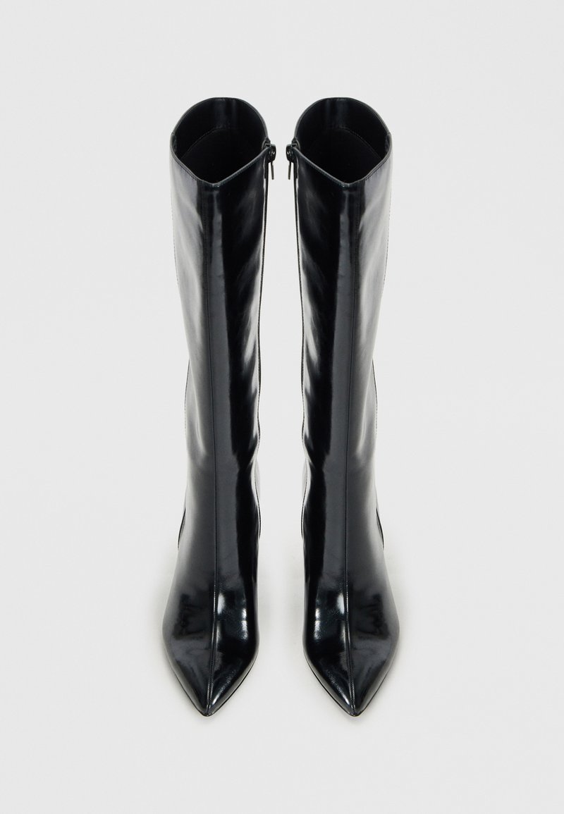Stivali neri al ginocchio con finitura lucida, punta affusolata e dettaglio con zip laterale. Texture liscia e design elegante.