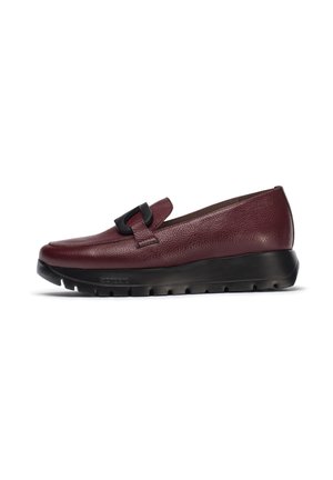 Scarpe slip-on in pelle bordeaux con una fibbia nera, punta tonda e suola in gomma nera con piccole scanalature per una maggiore aderenza.
