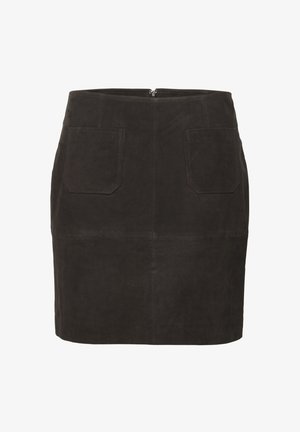 Zwarte suède mini rok met een getailleerd silhouet, voorzien van twee achterzakken en een ritssluiting aan de achterkant. De textuur is soepel en zacht.