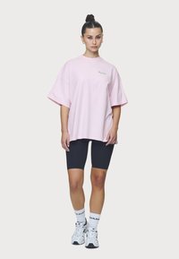 Pegador CHAPI HEAVY OVERSIZED TEE - Print T-shirt - washed bubblegum