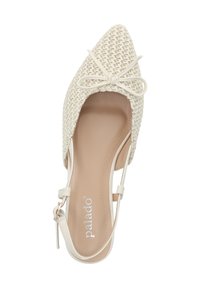 Scarpa slingback a punta in materiale intrecciato color crema con dettaglio in satin a forma di fiocco, dotata di tacco basso e soletta beige liscia.
