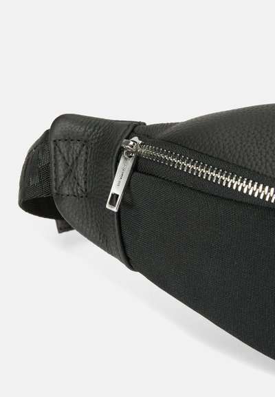 Bolso de cinturón de cuero negro con un acabado texturizado, que presenta un herraje de cremallera plateado, una correa de tela duradera y una forma elegante y compacta.