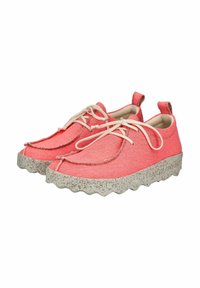 Rosa Stoffschuhe mit einer strukturierten, gepunkteten Sohle. Auffällige gestickte Details entlang der Kanten und ein Schnürdesign mit runden Schnürsenkeln.