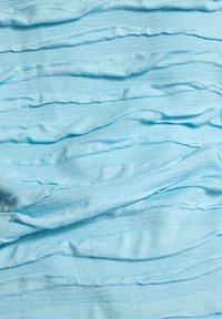 Hellblauer Stoff mit vertikalen Falten, der eine glatte Textur und ein weiches Erscheinungsbild zeigt, ideal für verschiedene Bekleidungsanwendungen.