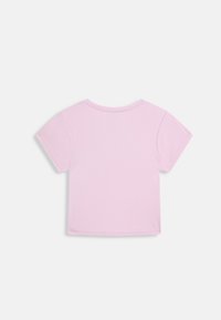 Ροζ ανοιχτόχρωμο κοντομάνικο μπλουζάκι εμφανιζόμενο από πίσω με στρογγυλή λαιμόκοψη και απλό, μονόχρωμο σχέδιο σε λευκό φόντο.