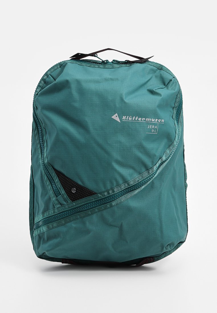 Teal Klättermusen JERA 9L kompakter Rucksack mit Reißverschluss und Trageschlaufe, für den Einsatz im Freien und minimalen Stauraum konzipiert.