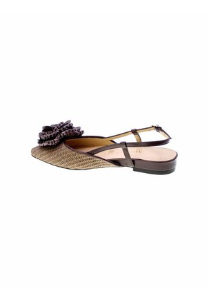 Scarpa piatta marrone intrecciata con punta appuntita, grande decorazione floreale in tessuto sulla punta e cinturino regolabile sul tallone.