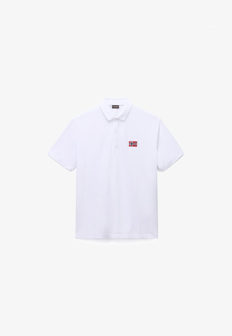 Λευκό βαμβακερό πόλο μπλουζάκι με κοντά μανίκια και γιακά. Διαθέτει μικρή κεντημένη νορβηγική σημαία στο αριστερό στήθος.