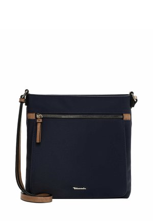Sac en bandoulière bleu marine fabriqué en tissu résistant, avec une poche zippée à l'avant, des accents en cuir marron et une longue sangle réglable.