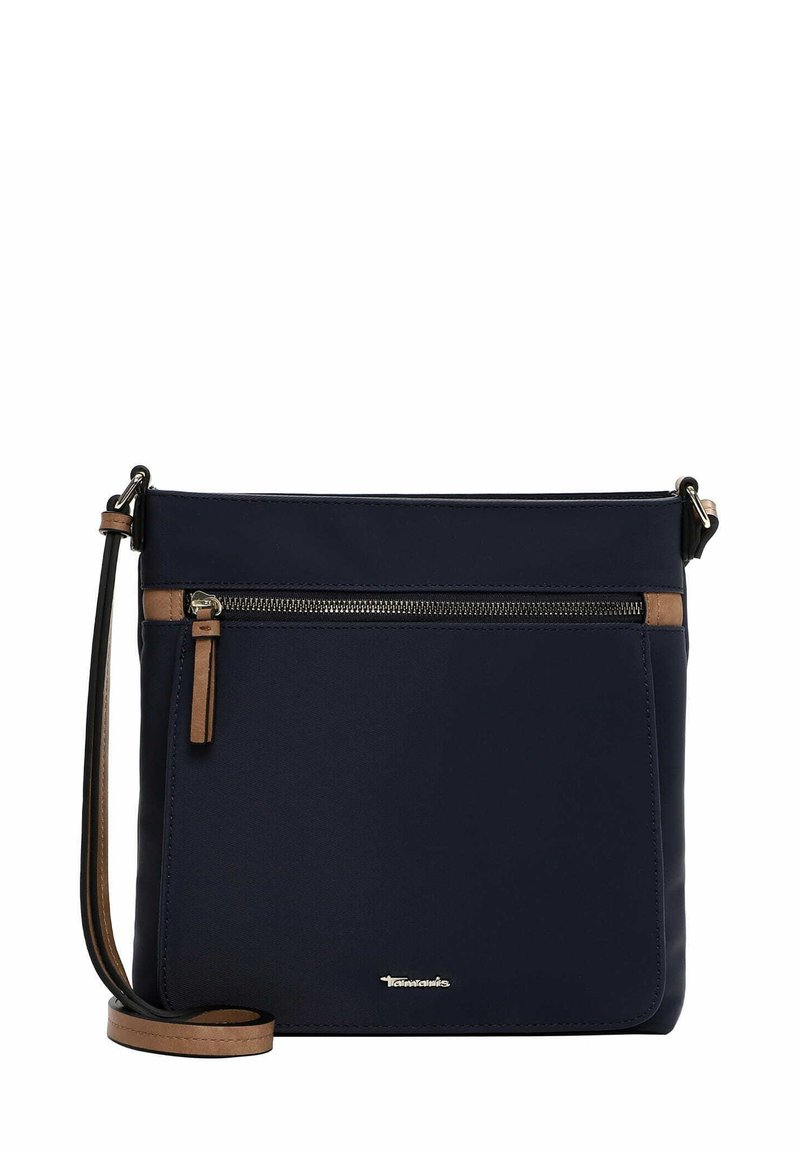 Námořnická modrá crossbody taška vyrobená z odolné tkaniny, se zapínáním na přední straně, hnědými koženými detaily a dlouhým nastavitelným popruhem.