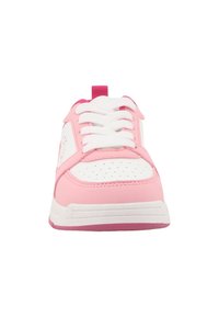 Chaussure de sport rose et blanche avec un dessus en synthétique lisse, bout rond, lacets blancs et semelle texturée. Dispose de perforations pour la respirabilité.