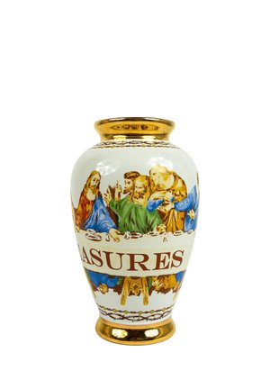 Ceramiczny wazon ze złotym rantem, przedstawiający malowaną scenę ludzi przy stole oraz słowo "TREASURES" dużymi brązowymi literami.