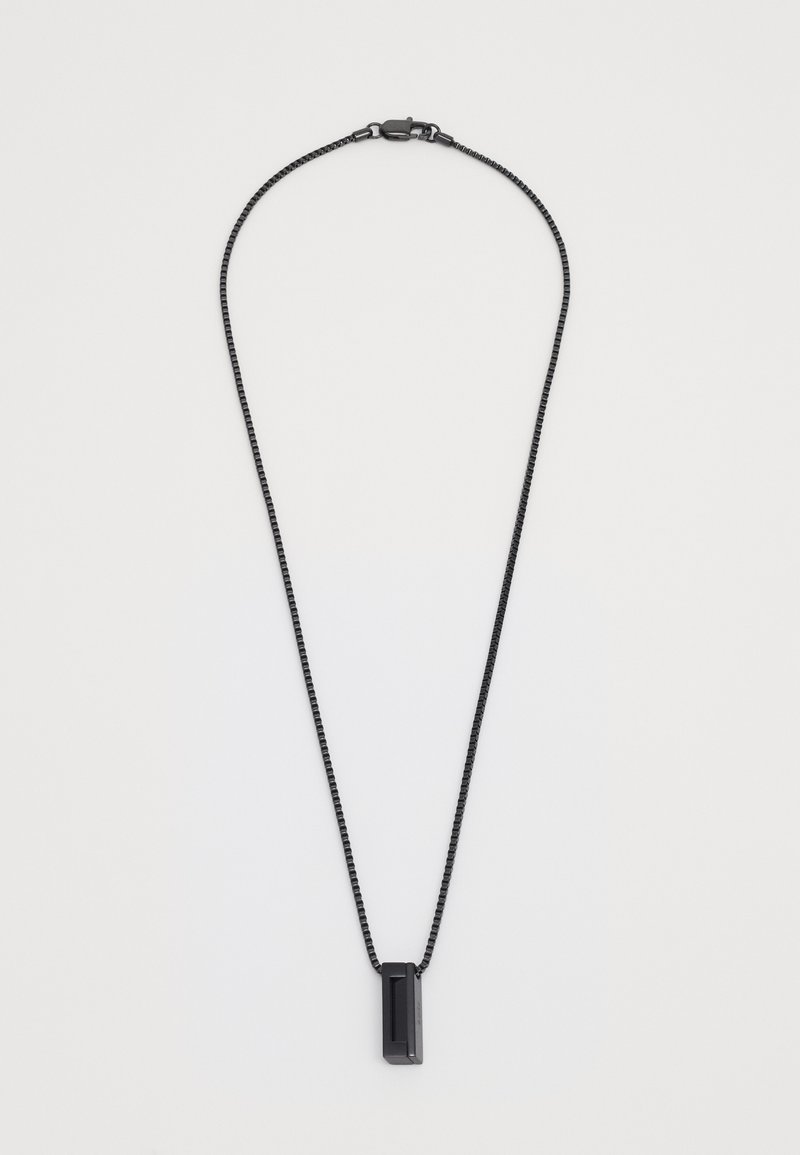 Juodas pakabukas ant pintos grandinėlės, su stačiakampiu pakabuku, turinčiu blizgų apdailą. Reguliuojama sagtis užtikrina saugų nešiojimą.