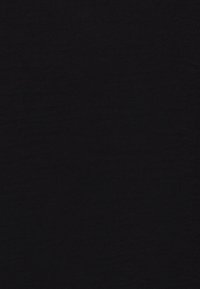 Textilprobe, einfarbig schwarz, glatte Textur, leichtes Material, gleichmäßige Oberfläche ohne Muster oder Verzierungen.
