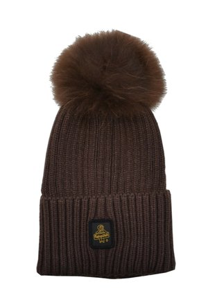 Cappello invernale marrone a coste con un grande pompon soffice sulla cima e una piccola toppa nera con logo giallo sul risvolto.