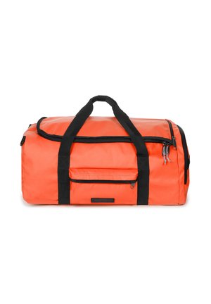 Oranger Duffelbag mit schwarzen Griffen und Akzenten. Verfügt über eine Reißverschlusstasche und hat eine rechteckige Form, aus leichtem Material gefertigt.