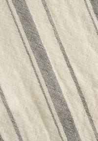 Tissu avec une base beige et des rayures verticales grises. Le tissu a une texture douce et un motif tissé avec une profondeur subtile.