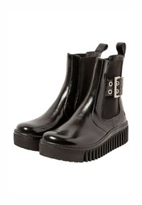 Botas de tobillo de charol negro con paneles laterales de elastano, un acento de hebilla plateada y una suela de plataforma gruesa y texturizada.