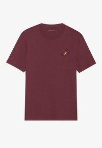 Mørkerød t-shirt med rund hals lavet af blødt bomuld, med korte ærmer og et lille gult fuglelogo på venstre bryst.
