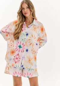 Sada košele s button-up a šortkami, ktorá sa vyznačuje viacfarebným tie-dye vzorom v ružovej, oranžovej, zelenej a modrej farbe na bielom pozadí.