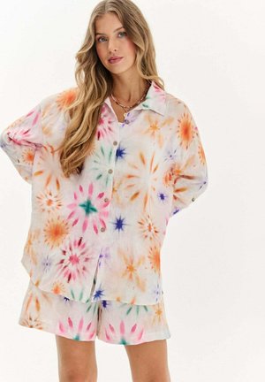 Sada košele s button-up a šortkami, ktorá sa vyznačuje viacfarebným tie-dye vzorom v ružovej, oranžovej, zelenej a modrej farbe na bielom pozadí.
