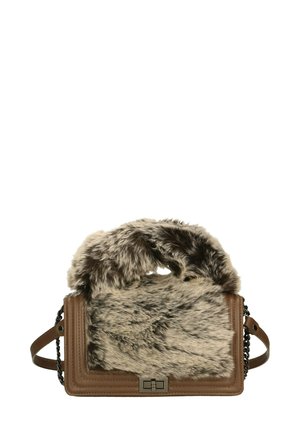 Bruine handtas met nepbontaccenten, rechthoekige vorm, ketting- en leren schouderband, gequilt textuur en een metalen sluiting.