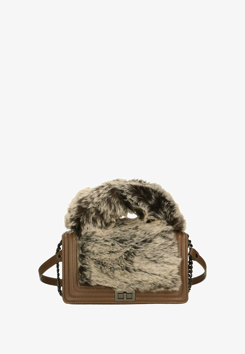 Braune Handtasche mit Kunstfell-Akzenten, rechteckiger Form, Ketten- und Lederschultergurt, gestepptem Muster und einem Metallverschluss.