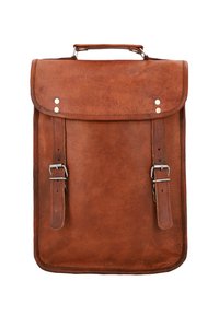 Mochila de cuero marrón con forma rectangular, con cierre de solapa, correas ajustables, herrajes plateados y textura suave.