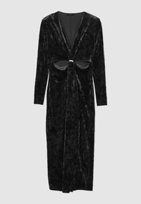 Schwarzes Samtkleid mit langen Ärmeln, tiefem V-Ausschnitt, Ausschnitt-Detail in der Taille, geraffter Vorderseite und einem silbernen Akzent in der Mitte.