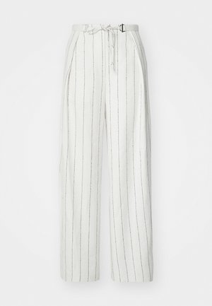 Pantaloni bianchi a gamba larga con strisce nere verticali. Realizzati in un tessuto leggero, presentano una vita con cordoncino e passanti per cintura.