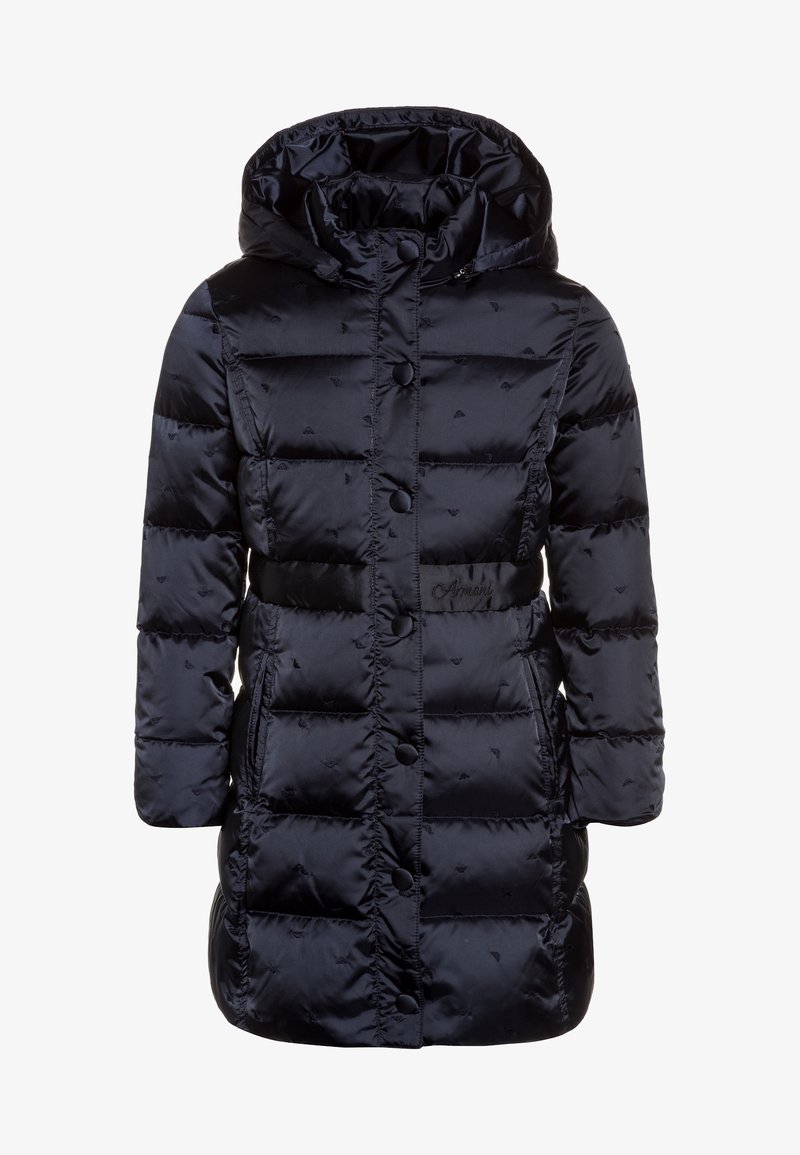 Manteau noir bouffant à capuche en matériau brillant, avec une fermeture à boutons, des poches latérales et un logo brodé à la taille.