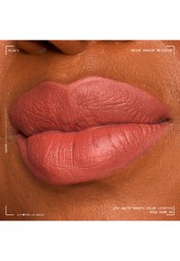 Nahaufnahme voller Lippen mit mattem rosafarbenem Lippenstift auf tiefbrauner Haut, die eine glatte Struktur und natürliche Lippenlinien zeigt.