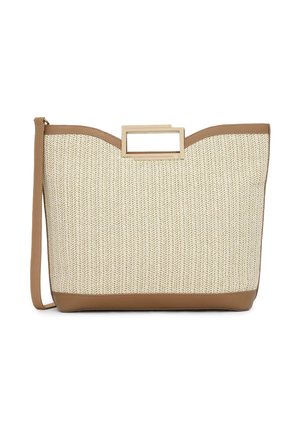 Geweven beige tas met een gebogen bovenkant, bruine leren accenten en een rechthoekig gouden sierstuk. Inclusief lange verstelbare riem.