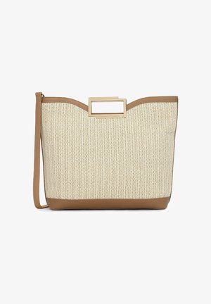 Geweven beige tas met een gebogen bovenkant, bruine leren accenten en een rechthoekig gouden sierstuk. Inclusief lange verstelbare riem.