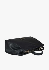 Borsa a tracolla in pelle nera con finitura testurizzata, forma rettangolare, doppi manici e logo rettangolare con accento dorato sul davanti.